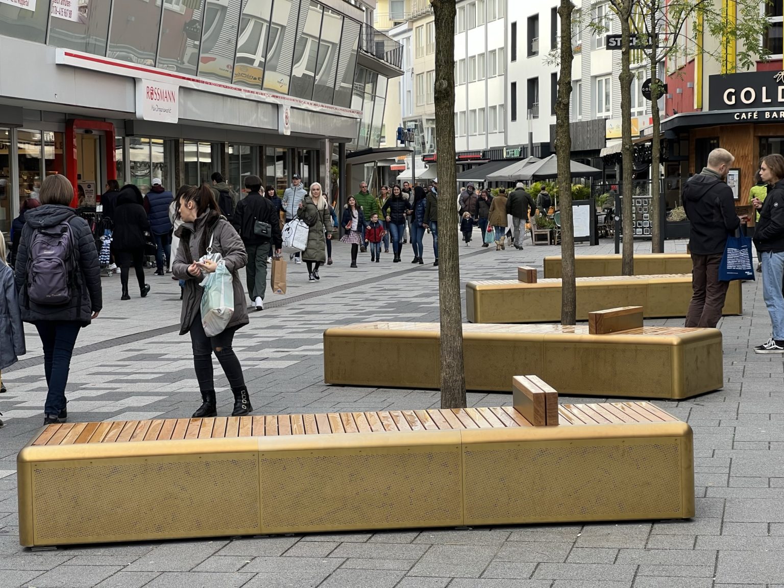 WUPPERTAL:Große Bäume werden gefällt –goldene Bänke aufgestellt ...